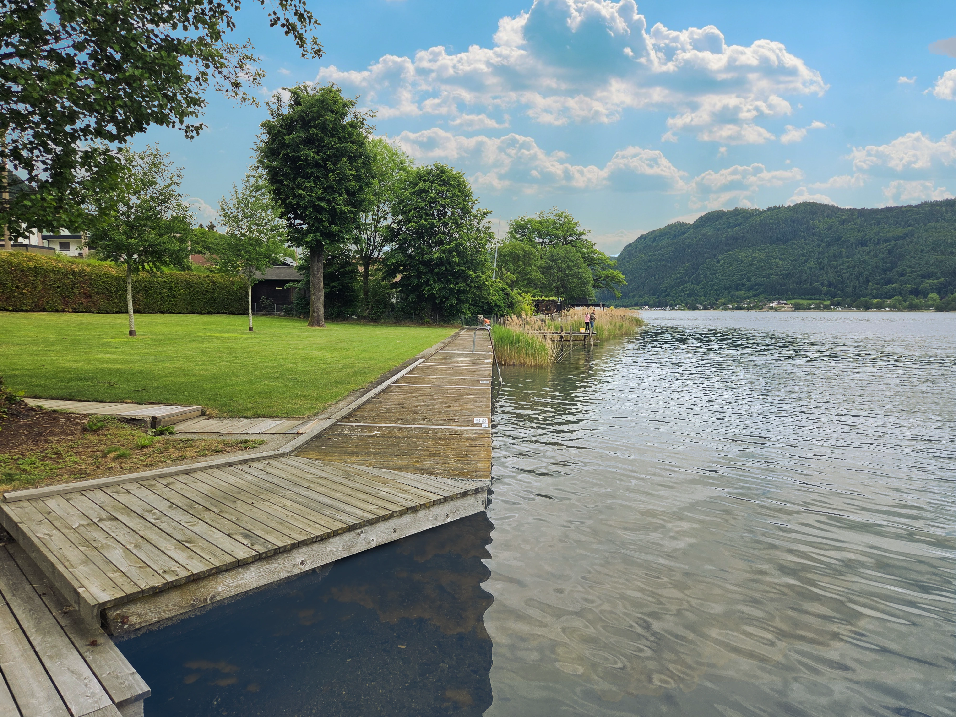 Liegewiese und Badesteg am Ossiacher See